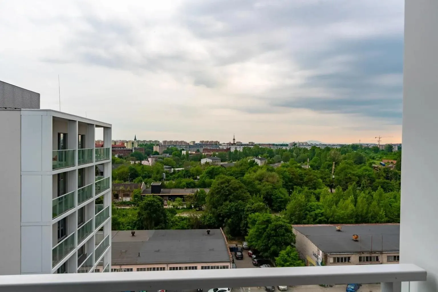 Komfortowy Apartament Z Balkonem I Parkingiem Wrocław Lägenhet